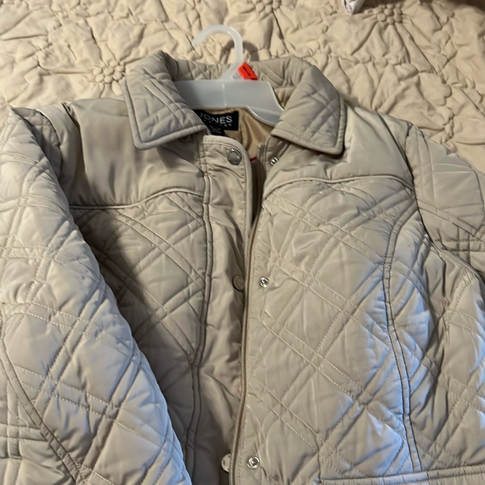 Jones XL winter coat and attaching hood in great shape. Misses.